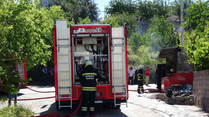 Bakkalda elektrik kontağından yangın çıktı, tüpler patlamadan söndürüldü