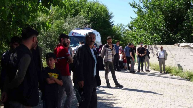 Bakkalda elektrik kontağından yangın çıktı, tüpler patlamadan söndürüldü