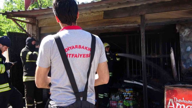 Bakkalda elektrik kontağından yangın çıktı, tüpler patlamadan söndürüldü