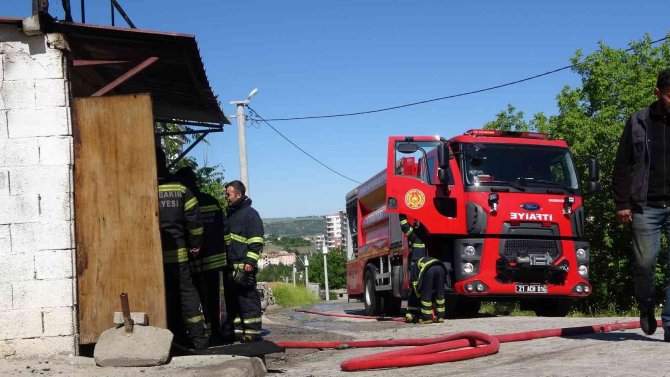 Bakkalda elektrik kontağından yangın çıktı, tüpler patlamadan söndürüldü