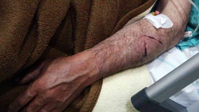 Domuzun yaraladığı 60 yaşındaki vatandaşın yardımına jandarma koştu