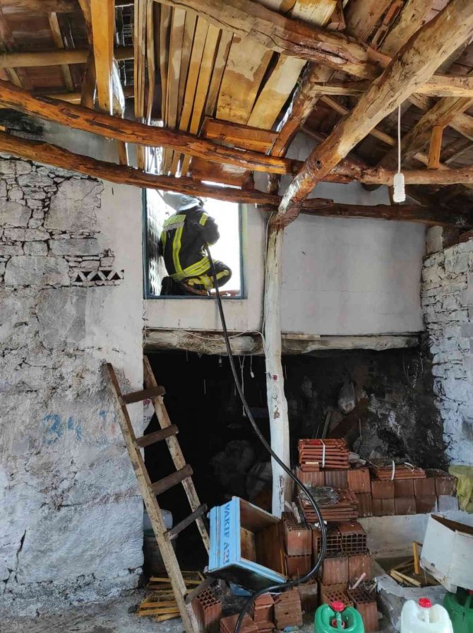 Elektrik kontağından çıkan yangın, 2 katlı evi küle döndürdü