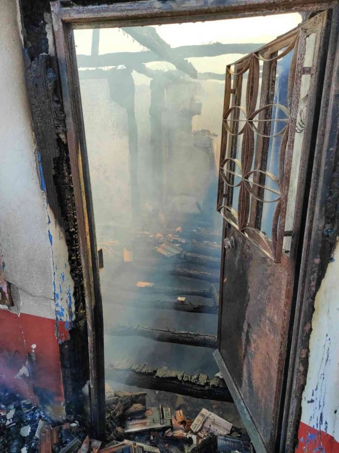Elektrik kontağından çıkan yangın, 2 katlı evi küle döndürdü