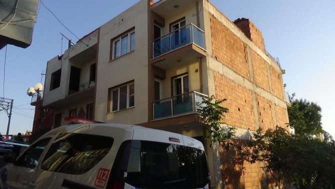 En küçük çocuğun yanında, karısını vahşice katletmiş