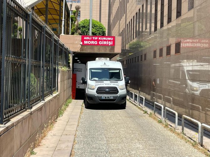 En küçük çocuğun yanında, karısını vahşice katletmiş