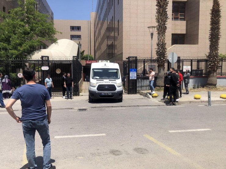 Eşini 5 yaşındaki çocuğunun gözü önünde öldürmüş