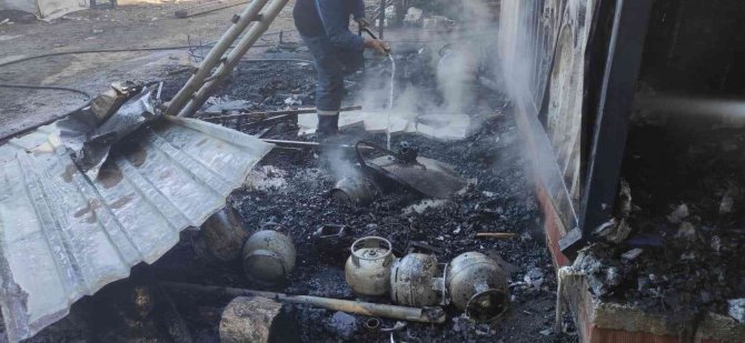 Evde çıkan yangın korkuttu