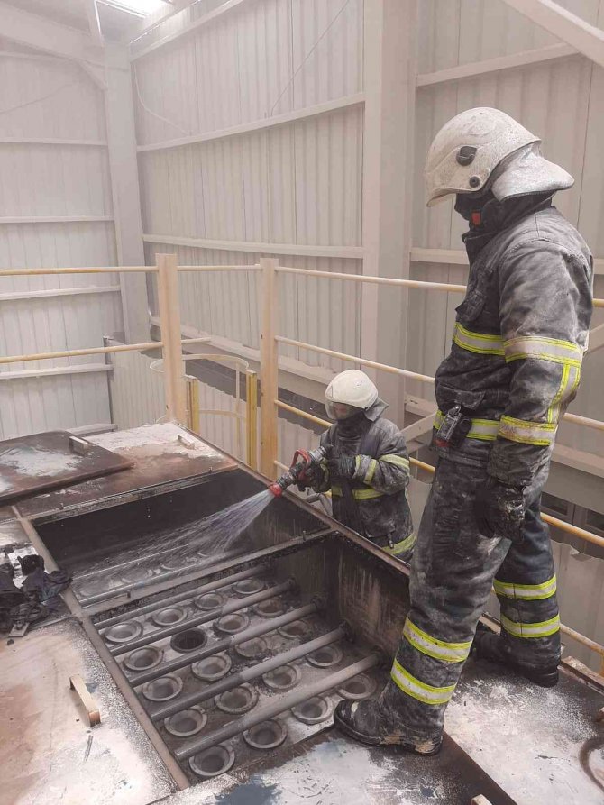 Fabrikada çıkan yangın kısa sürede söndürüldü