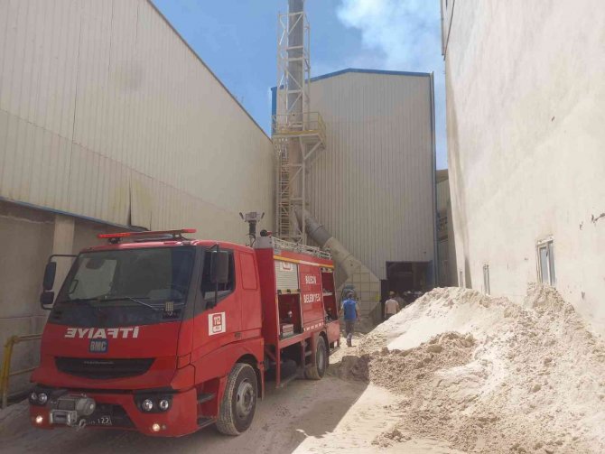 Fabrikada çıkan yangın kısa sürede söndürüldü