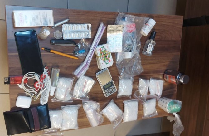 Gece bekçileri gizli bölmeyle kamufle olan zehir tacirlerini yakaladı