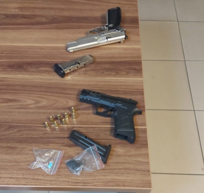 Gece bekçileri gizli bölmeyle kamufle olan zehir tacirlerini yakaladı