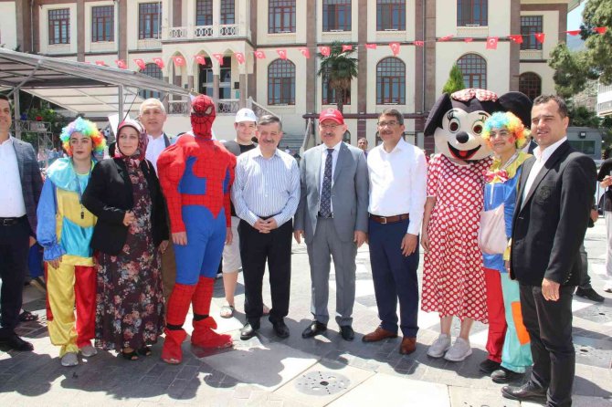 Hem çocuklar hem de kendini çocuk hissedenler doyasıya eğlendi