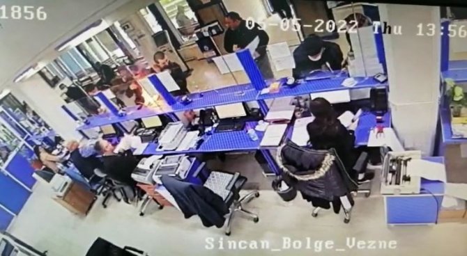 Kadın öğretmenin cep telefonu patlayarak alev topuna döndü