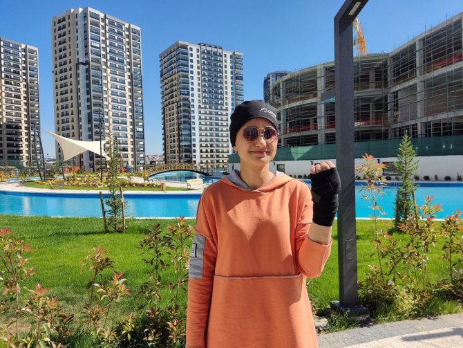 Kadın öğretmenin cep telefonu patlayarak alev topuna döndü