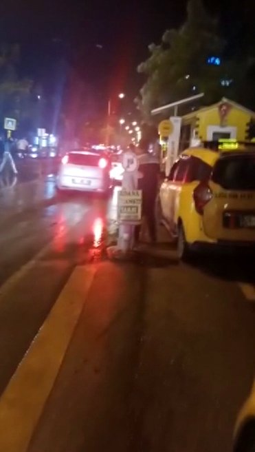 Kavgayı ayırırken taksisi çalındı