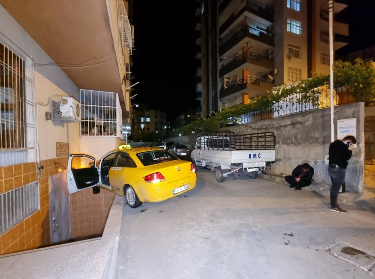 Kavgayı ayırırken taksisi çalındı