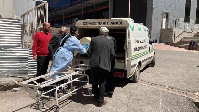 Keneyi eliyle ezince hayatını kaybetti