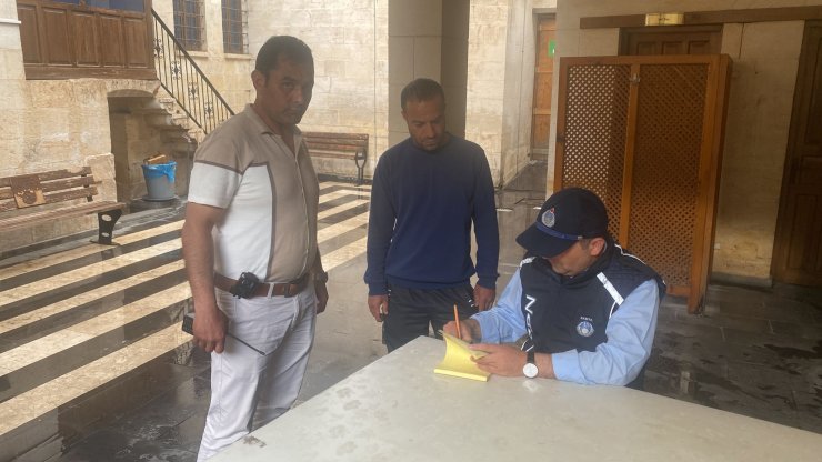 Kolunu ve bacağını sarıp engelli gibi davranan dilenciyi zabıta yakaladı