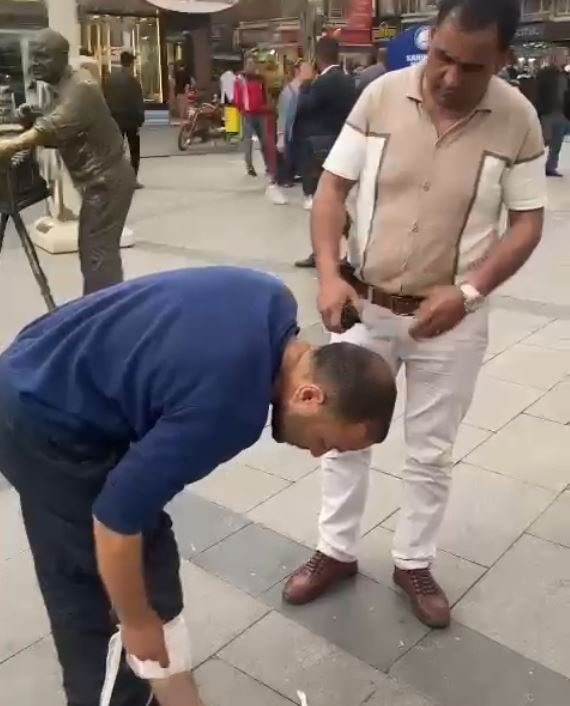 Kolunu ve bacağını sarıp engelli gibi davranan dilenciyi zabıta yakaladı