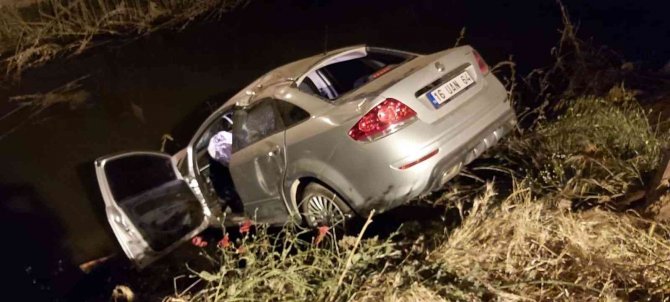Kontrolden çıkan otomobil sulama kanalına düştü