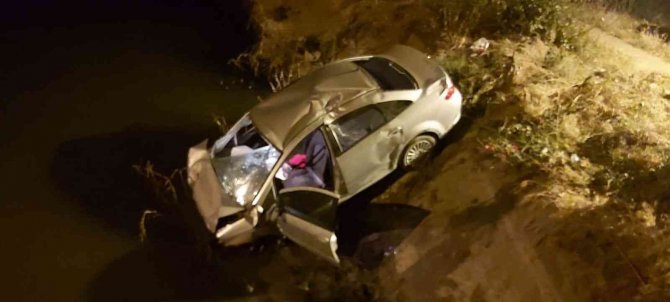 Kontrolden çıkan otomobil sulama kanalına düştü