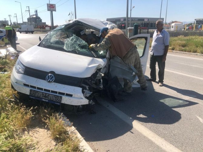 Konya’da hafif ticari araç takla attı: 1 yaralı