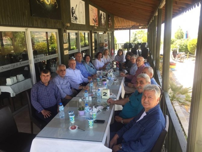 Liseli arkadaşlar 44 yıl sonra bir araya geldi