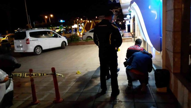 Mekânda güvenlik görevlisi silahla vuruldu