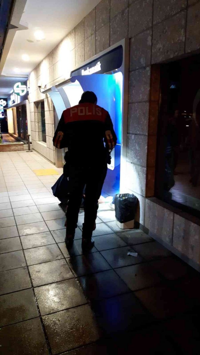 Mekânda güvenlik görevlisi silahla vuruldu