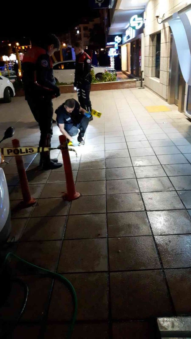 Mekânda güvenlik görevlisi silahla vuruldu