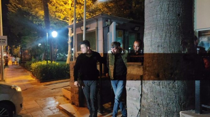 Mekânda güvenlik görevlisi silahla vuruldu