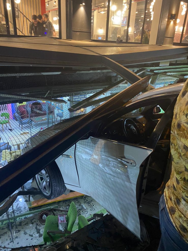 Otomobil içinde müşteriler olan kafeye girdi: 4 yaralı