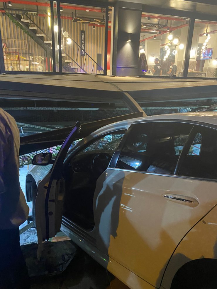 Otomobil içinde müşteriler olan kafeye girdi: 4 yaralı