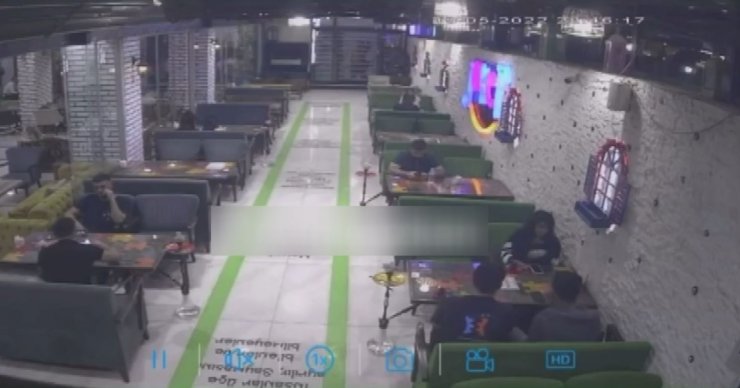 Otomobil içinde müşteriler olan kafeye girdi: 4 yaralı