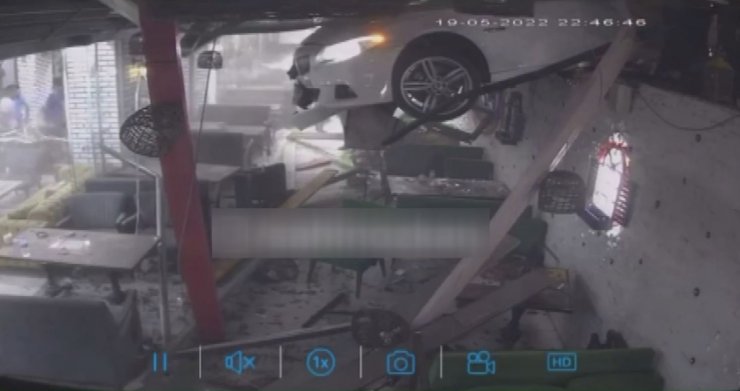 Otomobil içinde müşteriler olan kafeye girdi: 4 yaralı