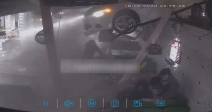 Otomobil içinde müşteriler olan kafeye girdi: 4 yaralı