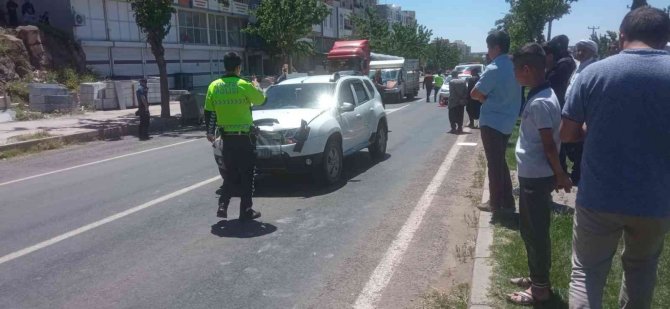 Otomobilin kadına çarpma anı kamerada