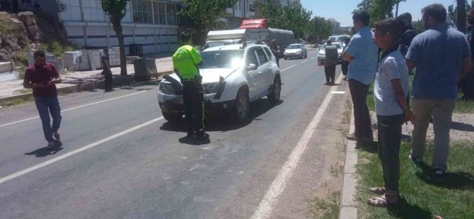 Otomobilin kadına çarpma anı kamerada