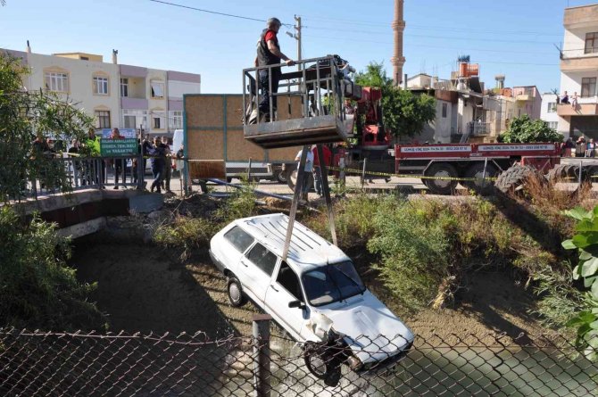 Otomobiliyle kanala uçan bekçi hayatını kaybetti