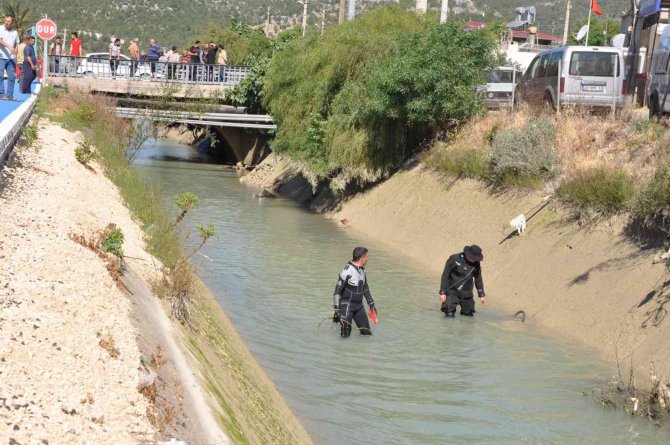 Otomobiliyle kanala uçan bekçi hayatını kaybetti