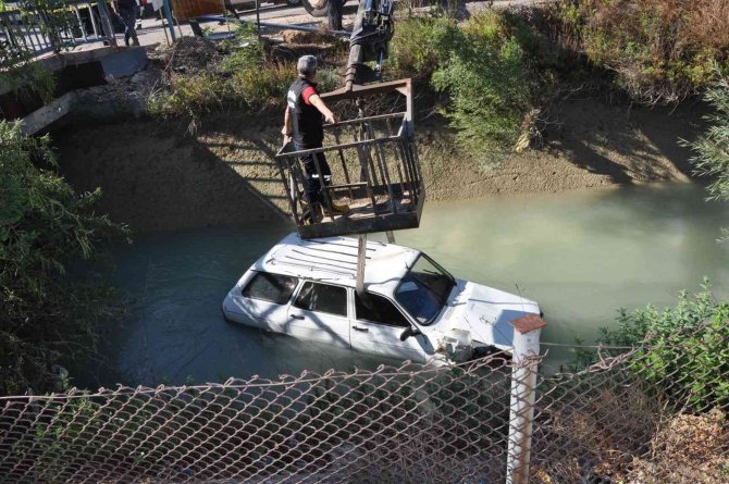 Otomobiliyle kanala uçan bekçi hayatını kaybetti