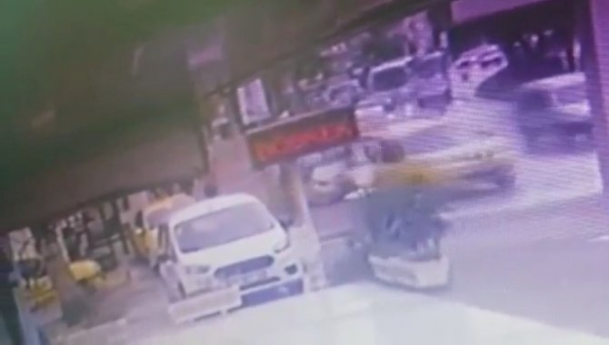 Park halindeki aracını temizleyen taksici ölümden döndü, o anlar kameraya yansıdı