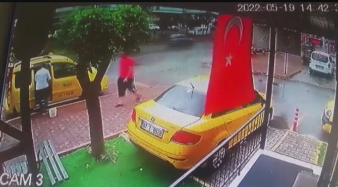 Park halindeki aracını temizleyen taksici ölümden döndü, o anlar kameraya yansıdı