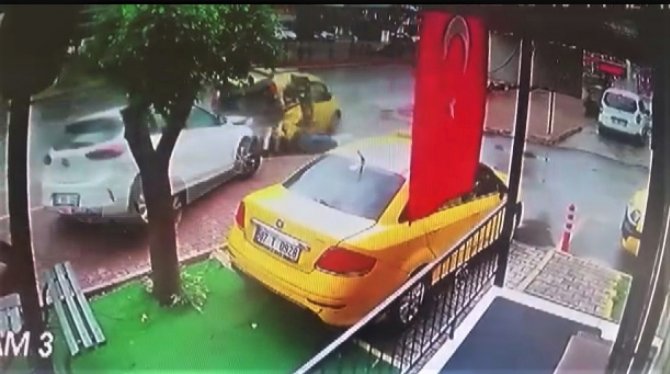Park halindeki aracını temizleyen taksici ölümden döndü, o anlar kameraya yansıdı