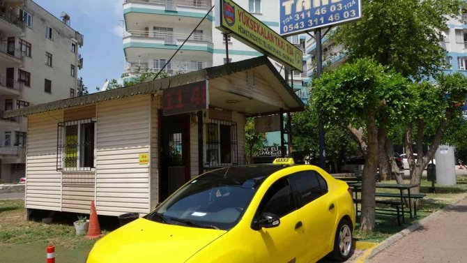 Park halindeki aracını temizleyen taksici ölümden döndü, o anlar kameraya yansıdı