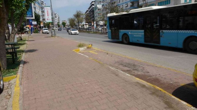 Park halindeki aracını temizleyen taksici ölümden döndü, o anlar kameraya yansıdı