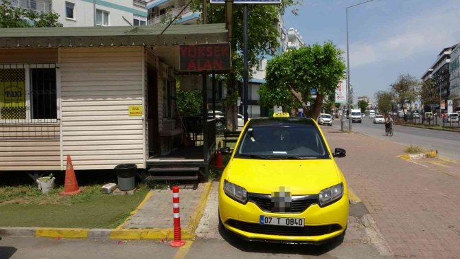 Park halindeki aracını temizleyen taksici ölümden döndü, o anlar kameraya yansıdı