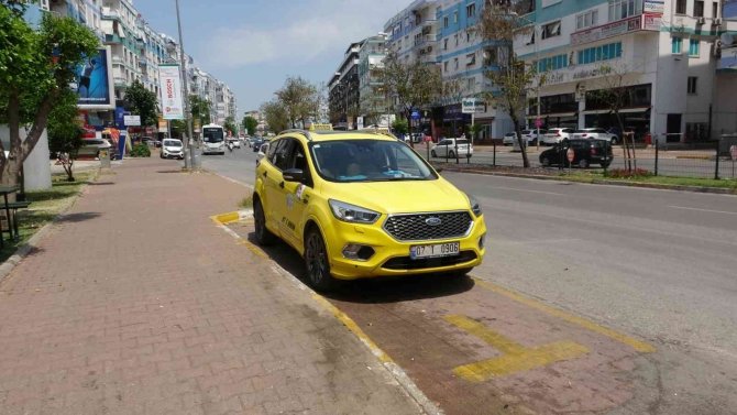 Park halindeki aracını temizleyen taksici ölümden döndü, o anlar kameraya yansıdı