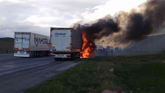 Seyir halindeki tır alev aldı, sürücü son anda kurtuldu