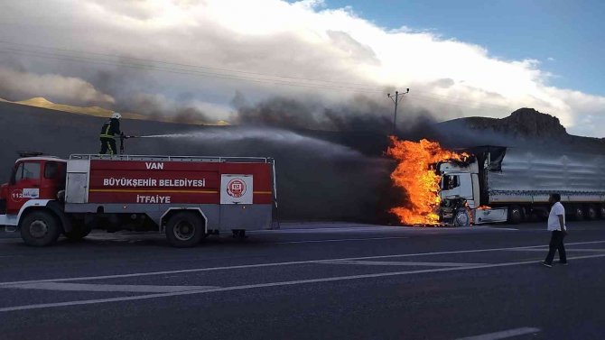 Seyir halindeki tır alev aldı, sürücü son anda kurtuldu